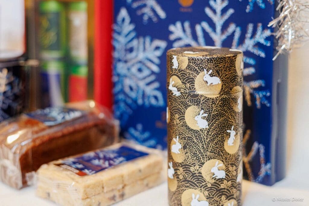 Boîte Palais des Thés Noël 2025 avec chocolats et gâteaux de fête.