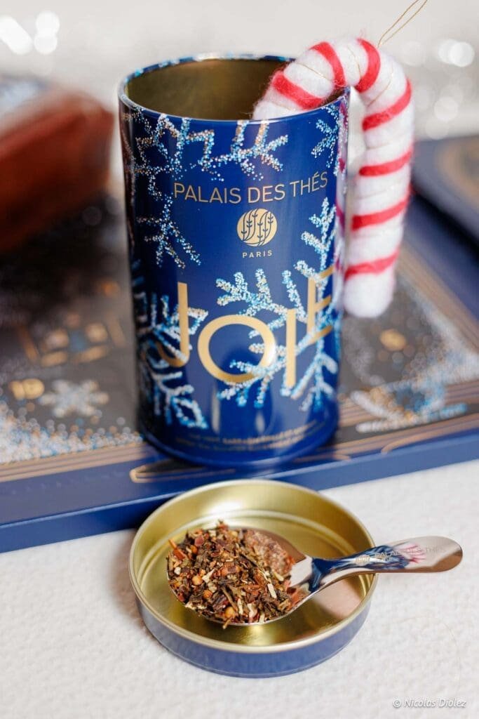 Boîte de Noël Palais des Thés, infusion et cuillère de thé, décoration canne à sucre.