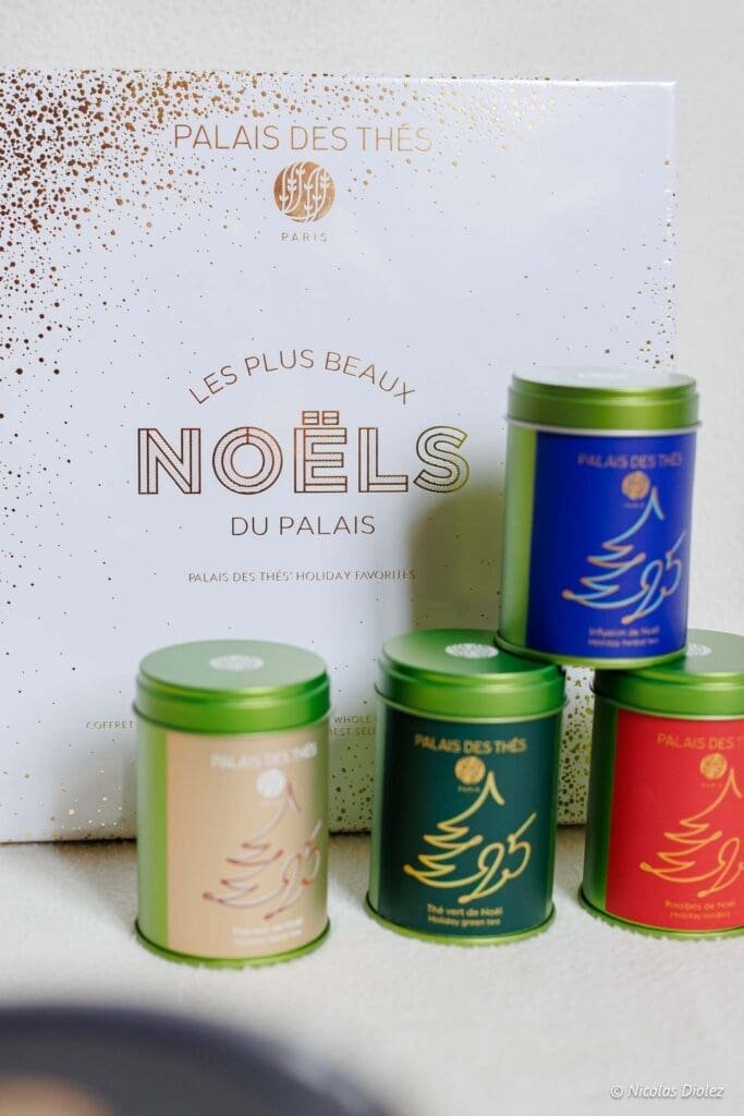 Coffret de thés de Noël Palais des Thés avec boîtes métalliques colorées.