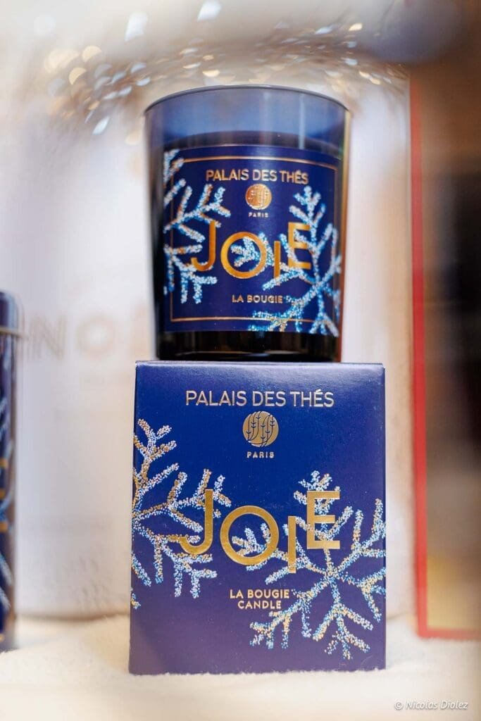 Bougie de Noël Palais des Thés "Joie" emballage bleu festif.