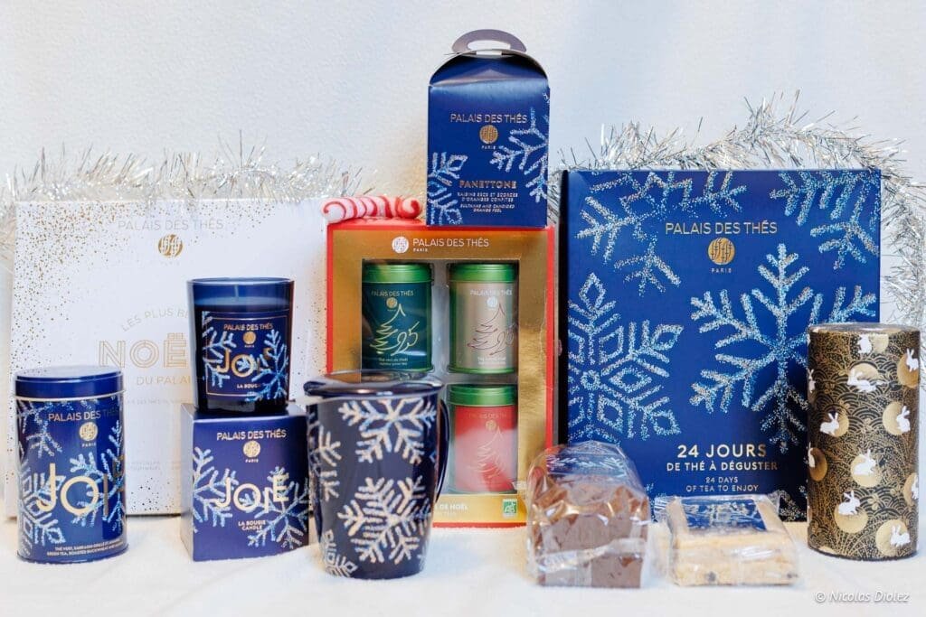 Coffret et produits de Noël Palais des Thés: thé, bougie, panettone et biscuits.