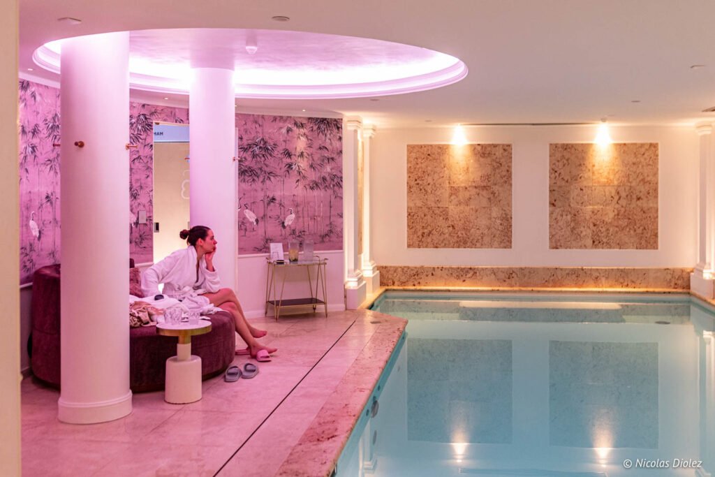 Zona relax con poltrone a bordo piscina della spa dell'hotel Paris j'Adore.