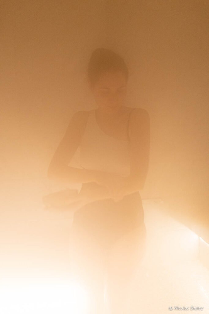 Silhouette di una donna nel vapore dell'hammam.