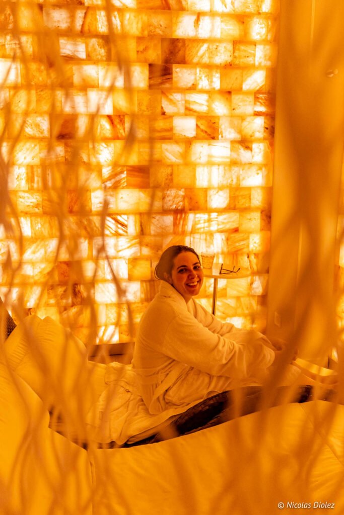 Donna in accappatoio sdraiata nella grotta di sale della spa Paris j'Adore.