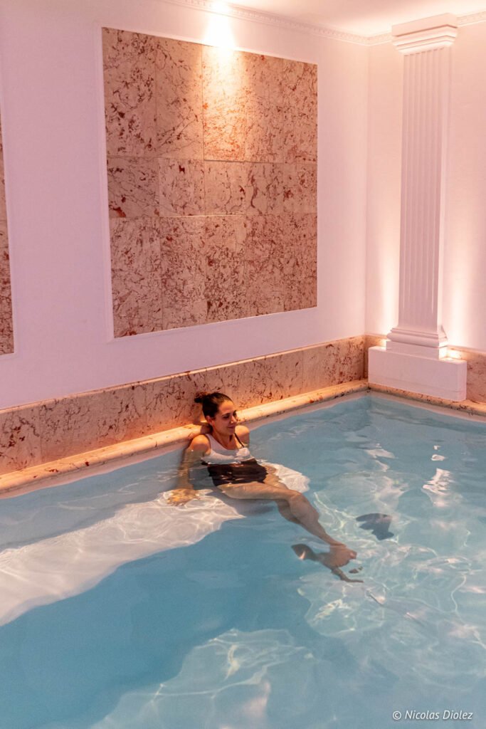 Donna che si rilassa nella piscina della spa dell'hotel Paris j'Adore.