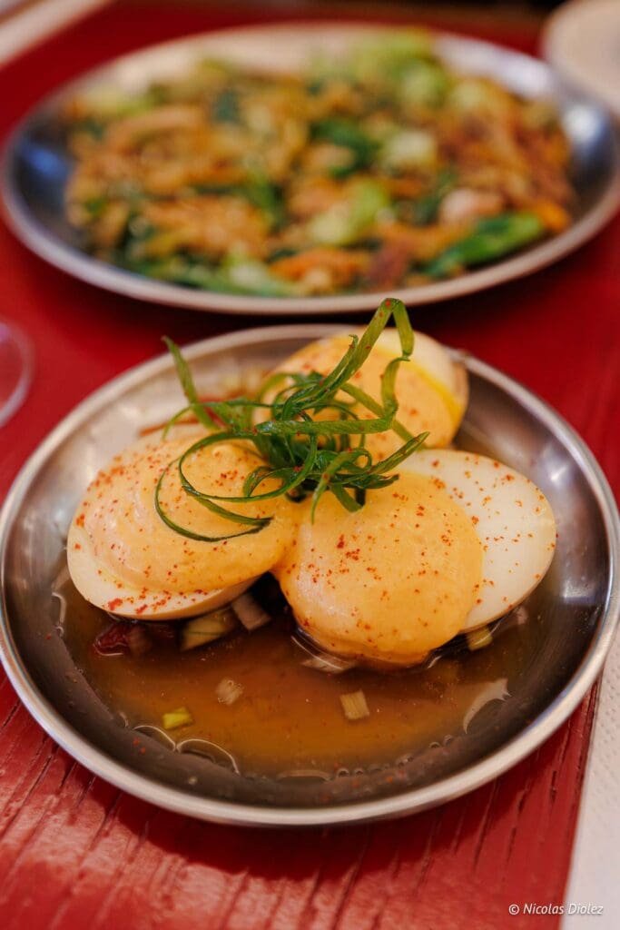 Œufs marinés coréens Hallyu Kitchen sauce épicée et ciboule.