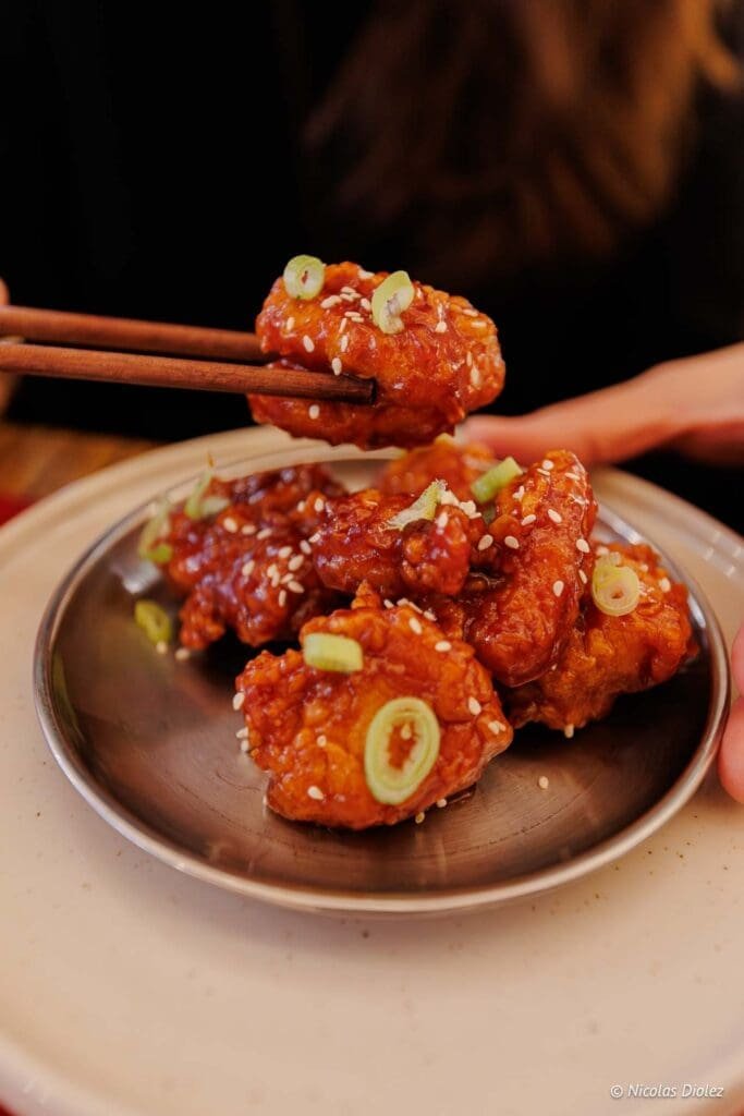 Poulet frit coréen laqué aux graines de sésame et oignons verts, Hallyu Kitchen.