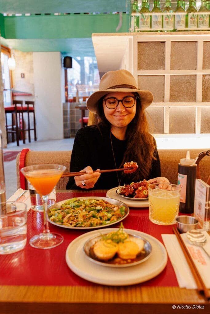 Femme mangeant du poulet frit coréen chez Hallyu Kitchen Paris.