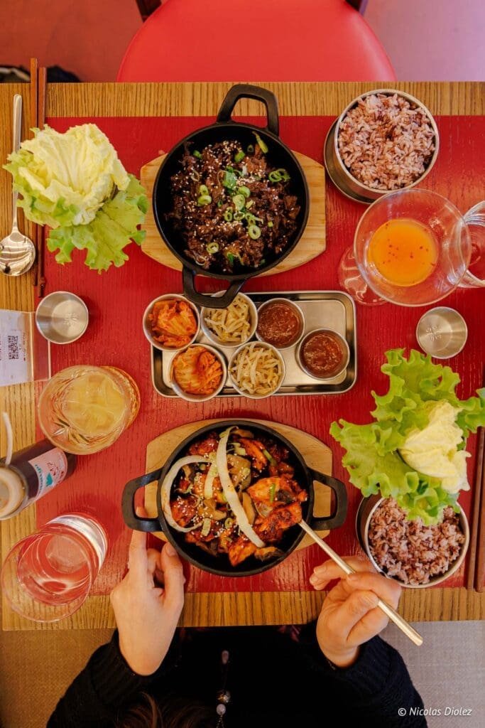 Repas coréen chez Hallyu Kitchen avec bulgogi, plats d'accompagnement et riz.