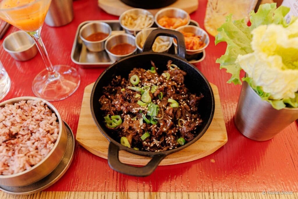 Plat de viande coréenne (Bulgogi) servi avec riz et accompagnements chez Hallyu Kitchen.