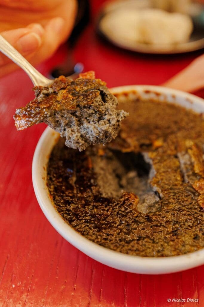 Dessert coréen crémeux à la cuillère dans un ramequin à Hallyu Kitchen.