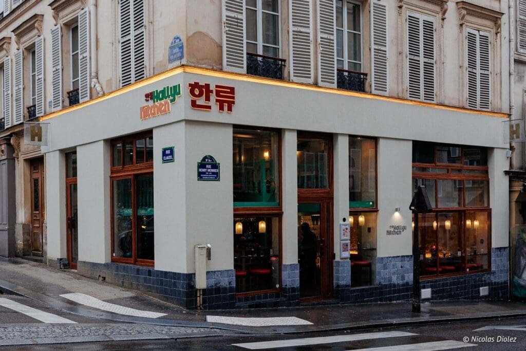 Restaurant coréen Hallyu Kitchen à Paris, coin des rues Clauzel et Henry Monnier.