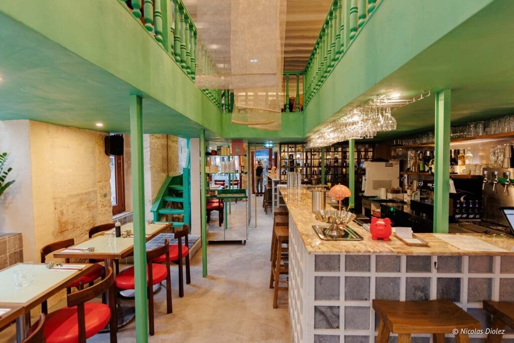 Intérieur du restaurant coréen Hallyu Kitchen avec comptoir et tables rouges.