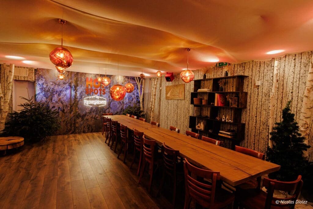 Salle de réunion avec enseigne "Hot Spots Richesmonts" et longue table bois.