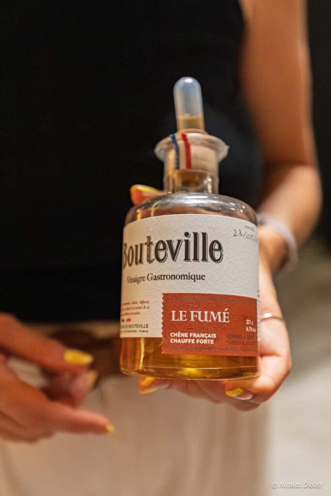 Bouteville Vinaigre Gastronomique Le Fumé avec pipette.