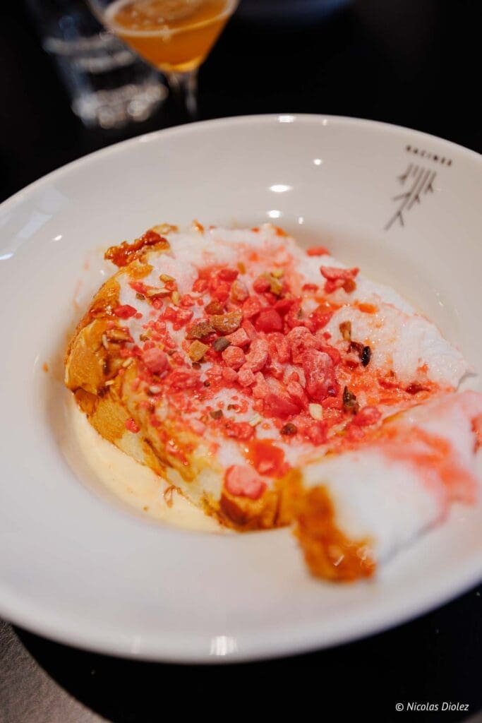 Dessert toasté à la crème et fraises lyophilisées dans un bol Racines Chartres.