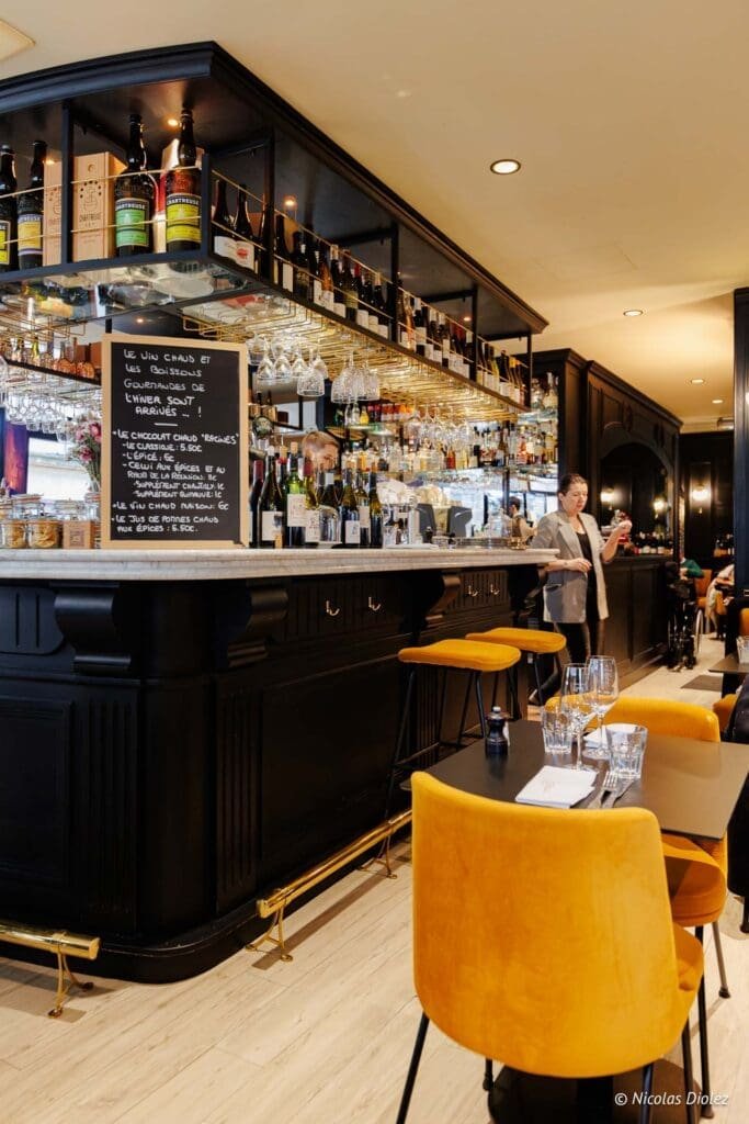 Bar chic à Chartres avec ardoise et chaises jaunes, photo Nicolas Diolez.
