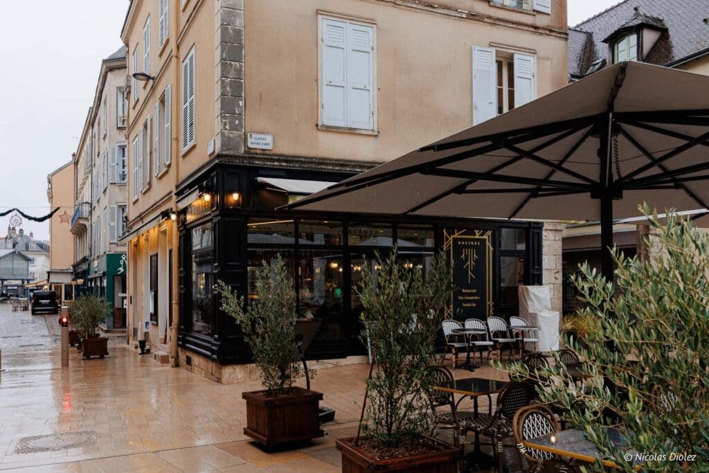Restaurant Racines près du Cloître Notre Dame à Chartres, terrasse extérieure.