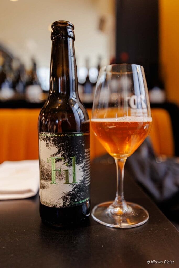 Bière de Pierres Le Fil bouteille et verre de bière ambrée à Chartres.