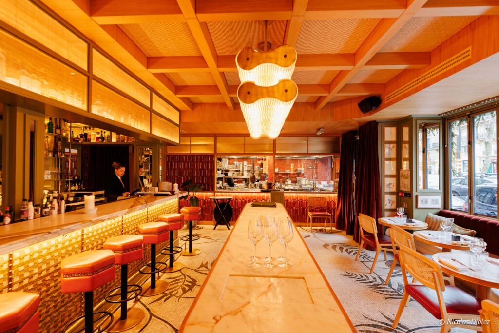 Intérieur chic Vesper Paris, bar et salle à manger, vue cuisine ouverte. Nicolas Diolez.