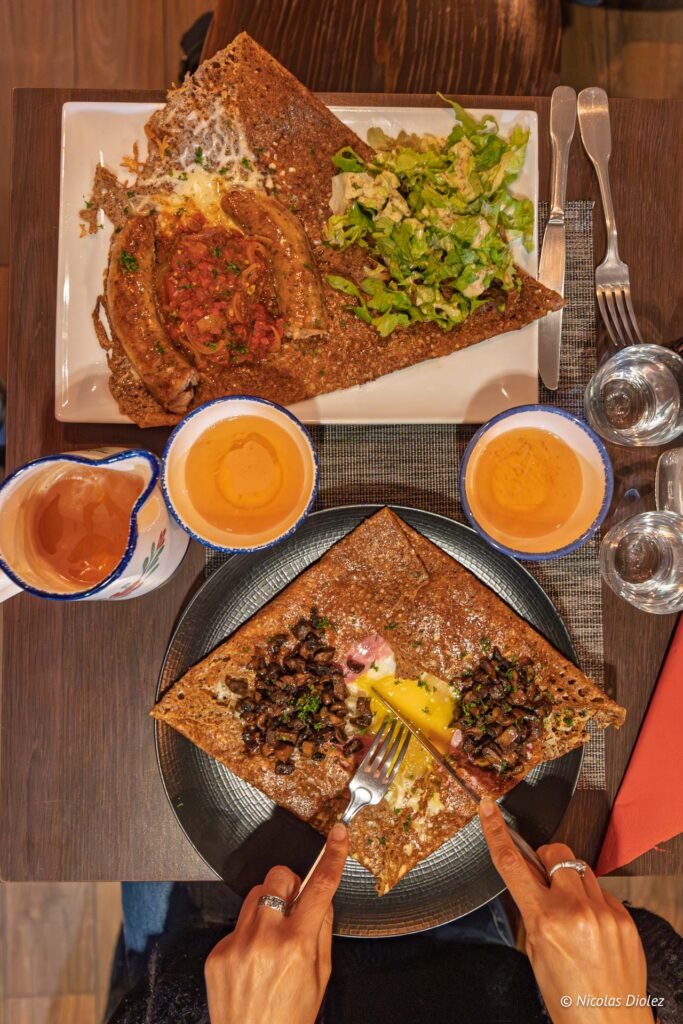 Deux galettes bretonnes garnies, avec cidre. Repas du Dr Nicolas Diolez.