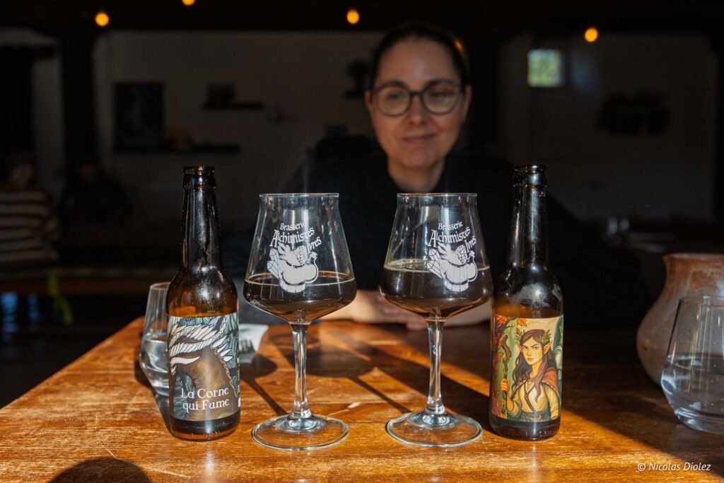 Bière La Corne qui Fume et Brasserie Alchimistes verres Auberge du Val sans retour.