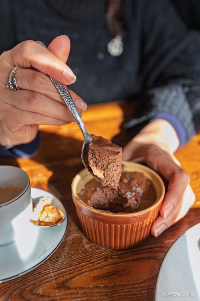 Mousse au chocolat dégustée à la cuillère avec un café à l'Auberge du Val.