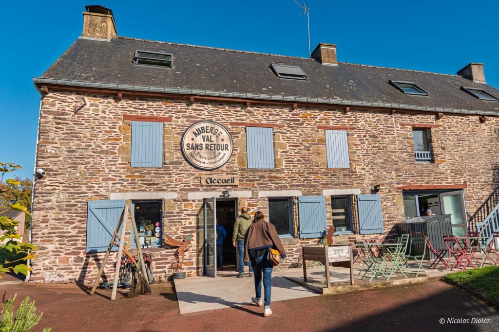 Façade Auberge Val Sans Retour restaurant brocéliande, accueil.