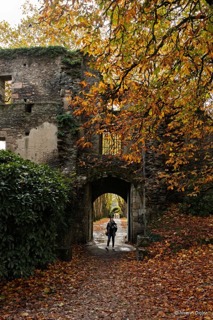 Passage sous les ruines du château de Rochefort-en-Terre en automne.