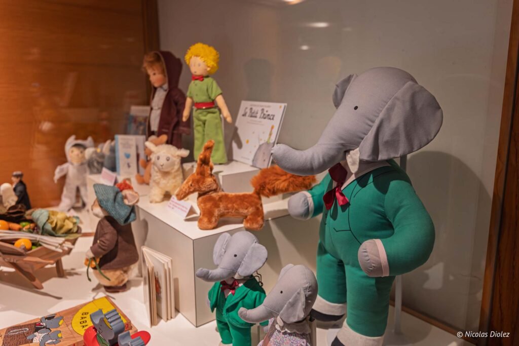 Collection de peluches du Petit Prince avec éléphants, renard, mouton et souris.