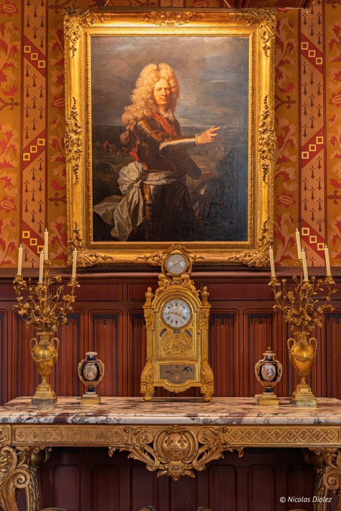 Portrait d'homme en perruque, pendule dorée et candélabres au Château de Josselin.
