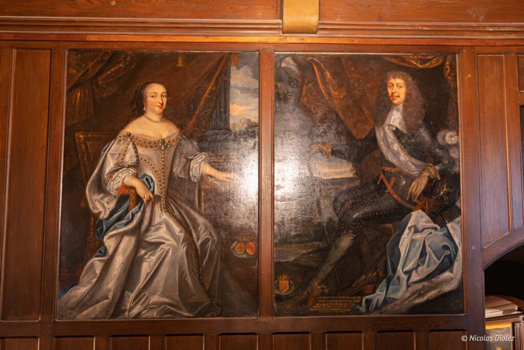Portraits d'un couple royal, femme en robe de cour et homme en armure, dans boiseries.