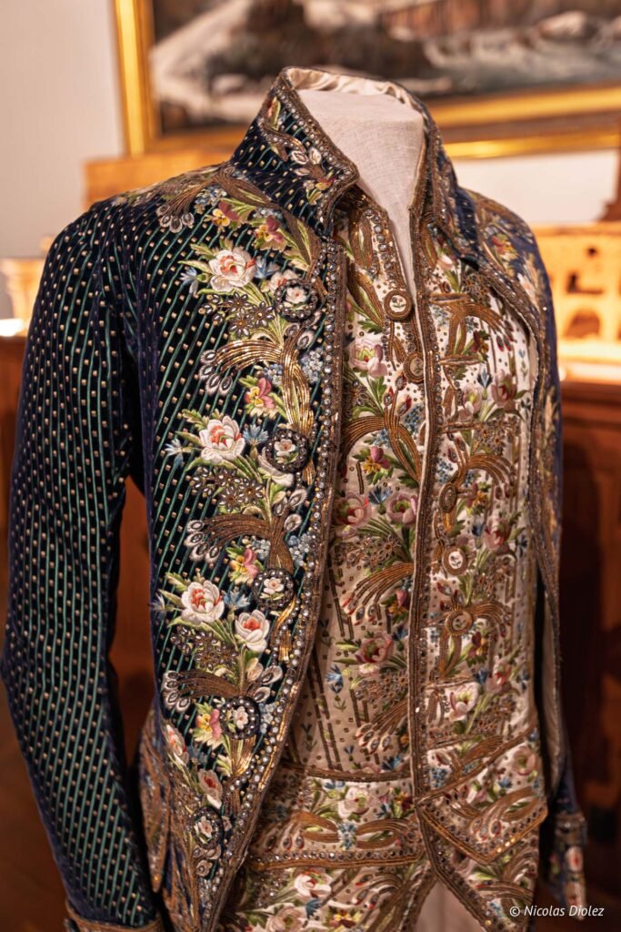 Veste et gilet anciens richement brodés de fleurs et fils d'or au Château de Josselin.