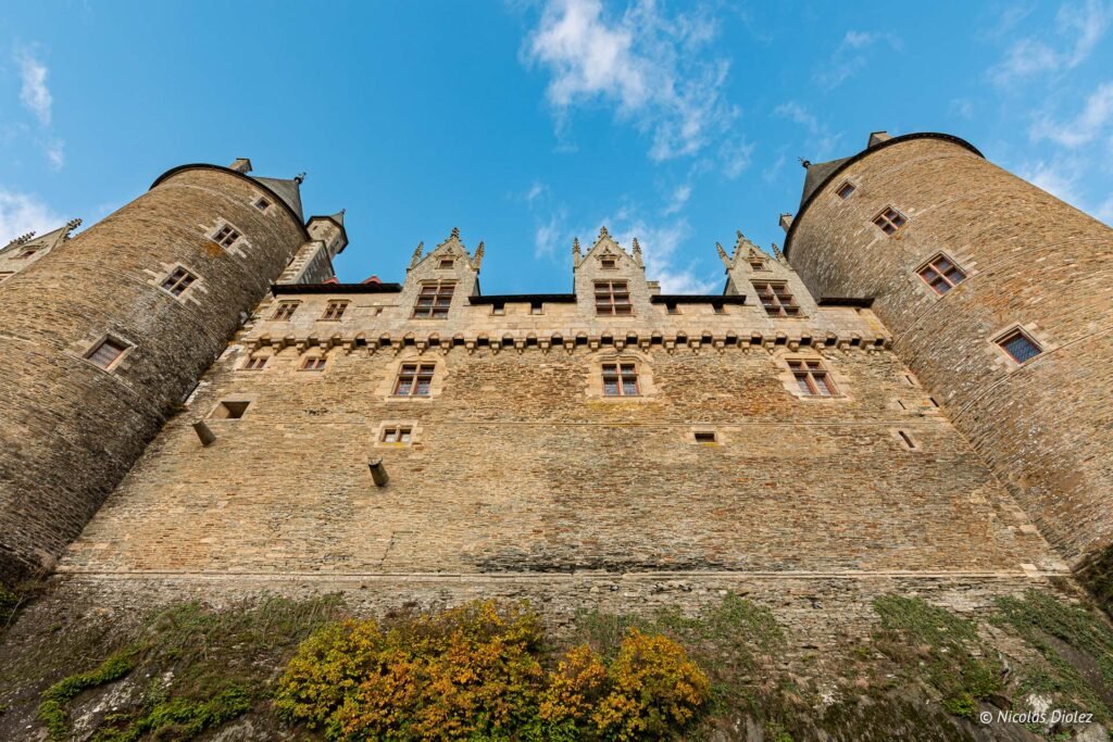 Façade imposante du Château de Josselin avec tours rondes sous un ciel bleu.