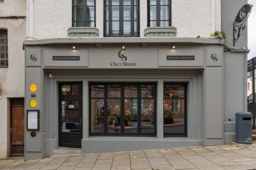 Façade du restaurant Chez Simon avec enseigne et fenêtres.