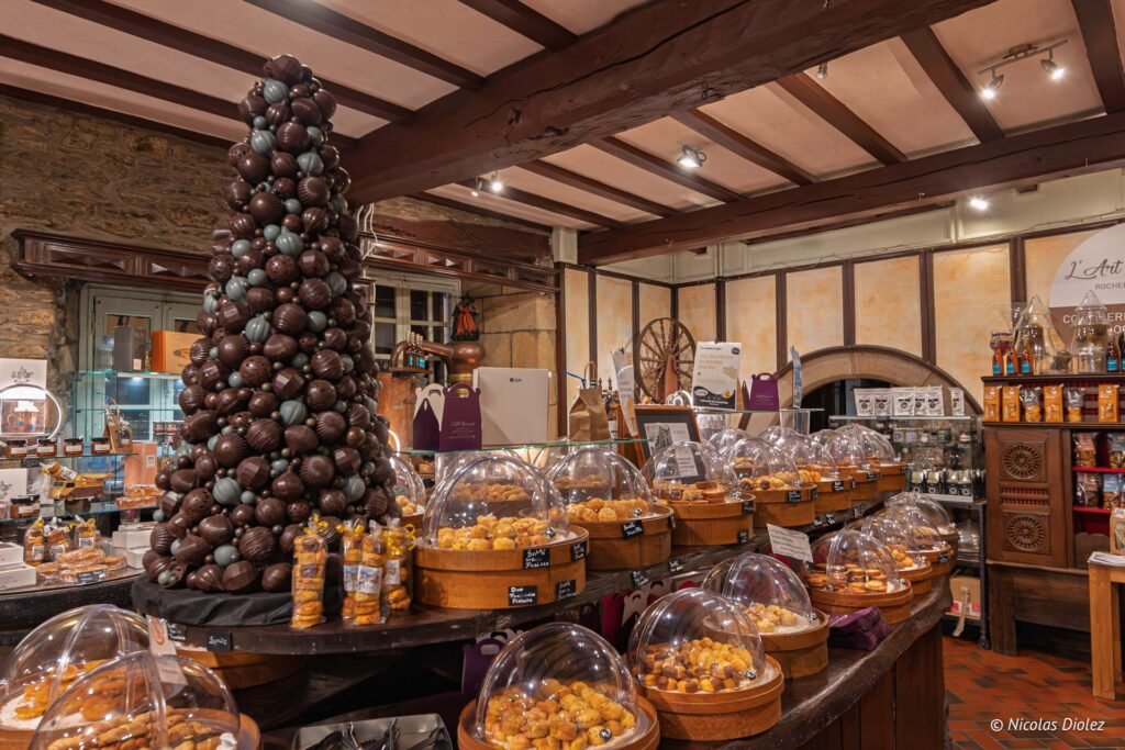 Arbre en chocolat et biscuits dans une confiserie traditionnelle à Rochefort-en-Terre.
