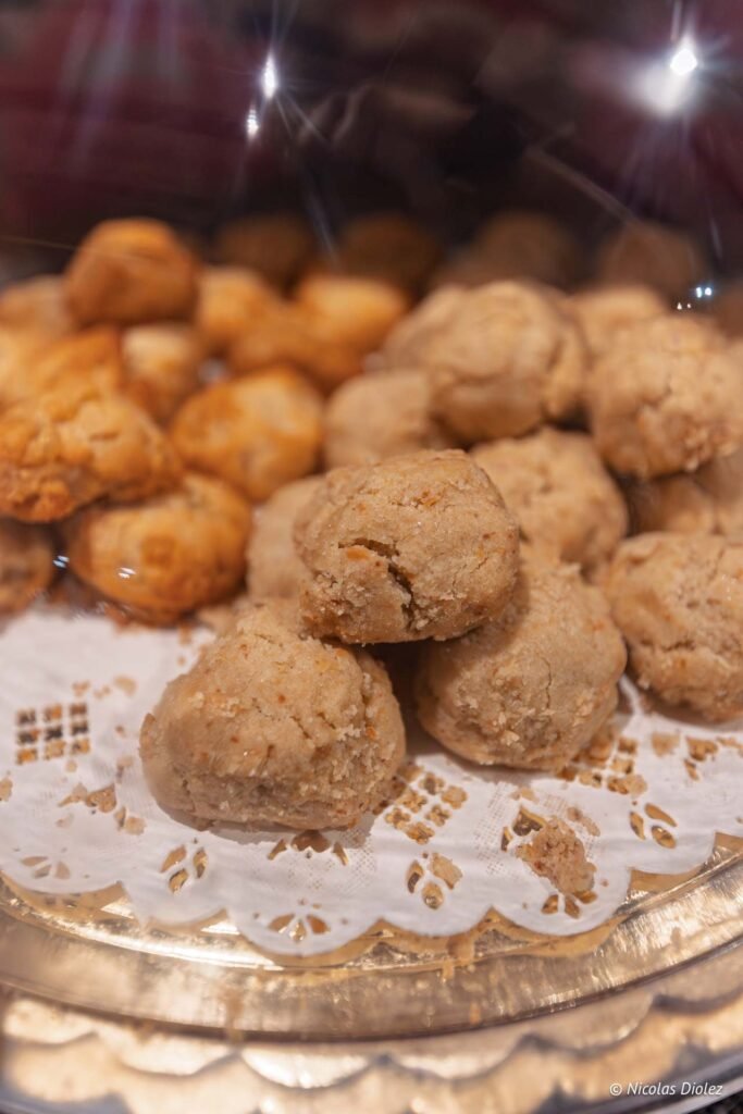 Petits gâteaux sablés sur présentoir en argent, Rochefort-en-Terre.
