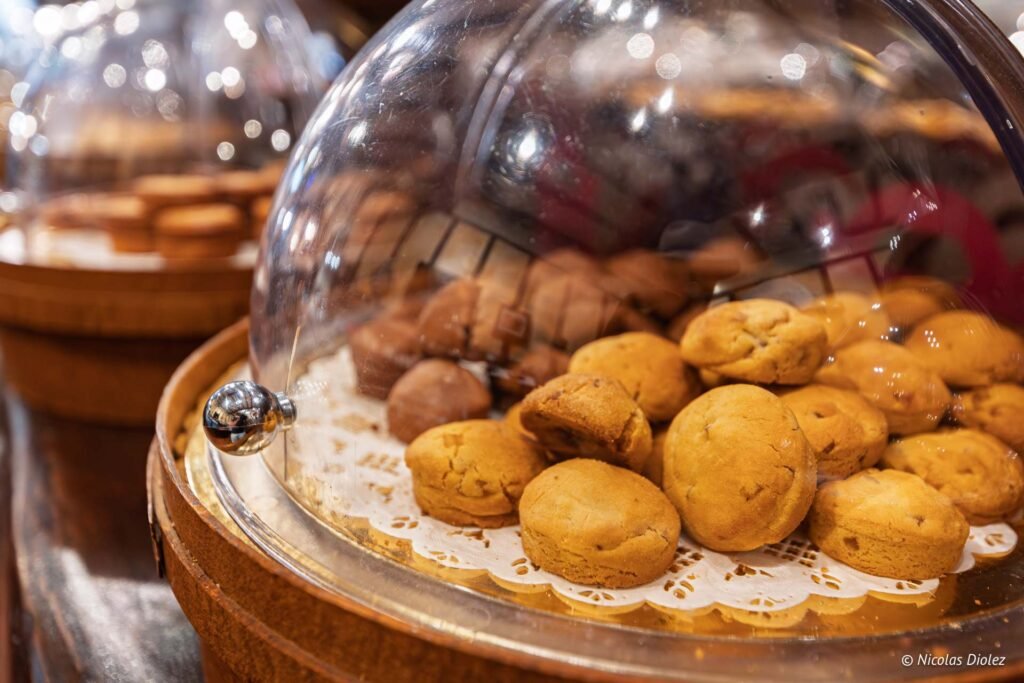 Petits gâteaux bretons sous cloche dans un commerce de Rochefort-en-Terre.