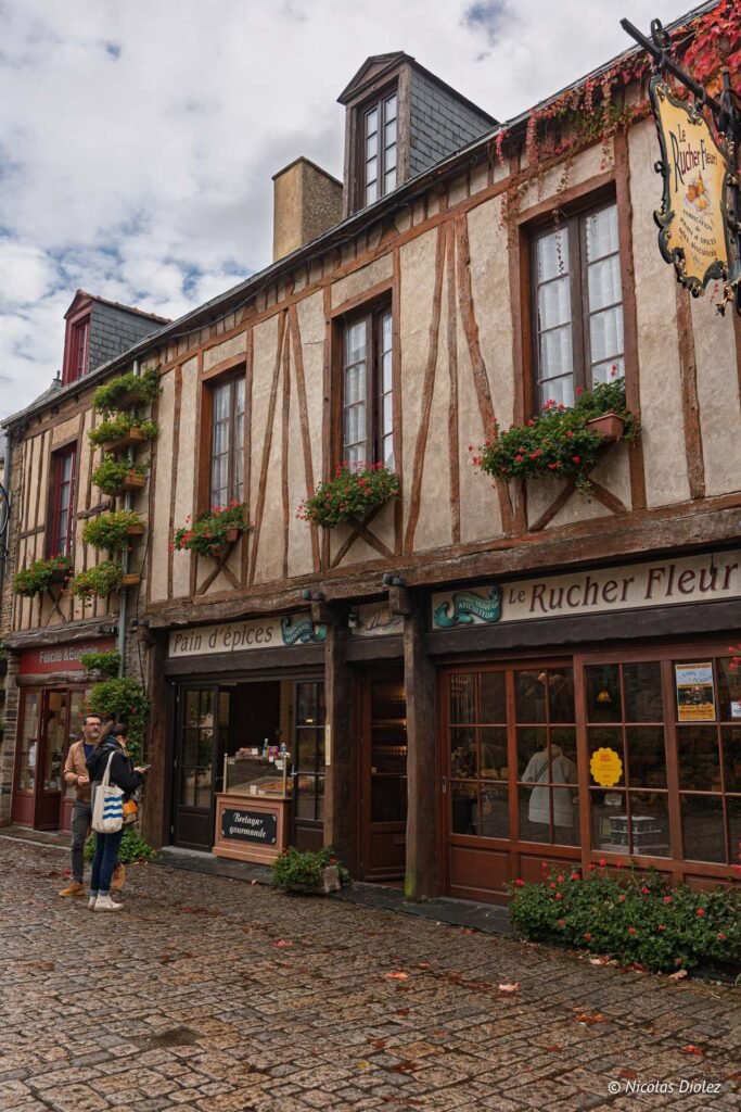 Façade à colombages Rochefort-en-Terre : Pain d'épices et Le Rucher Fleur.