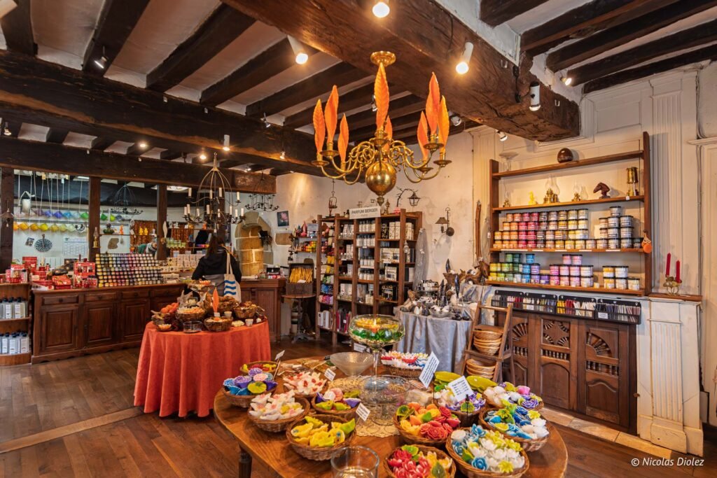 Intérieur boutique de Rochefort-en-Terre avec bougies et produits artisanaux.
