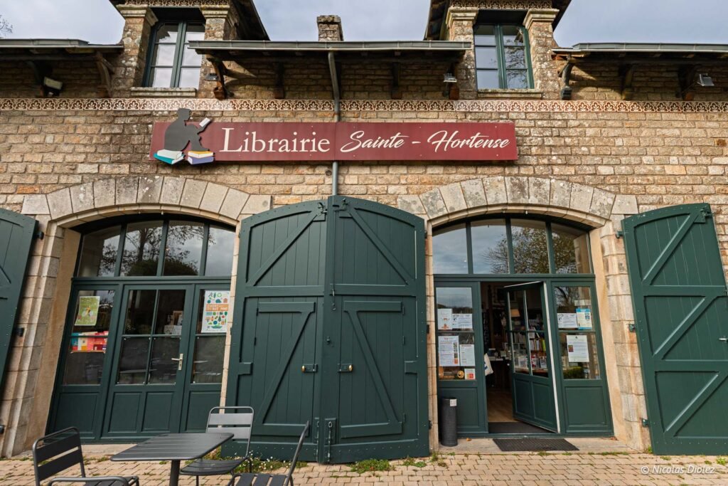 Façade de la Librairie Sainte-Hortense à Rochefort-en-Terre.
