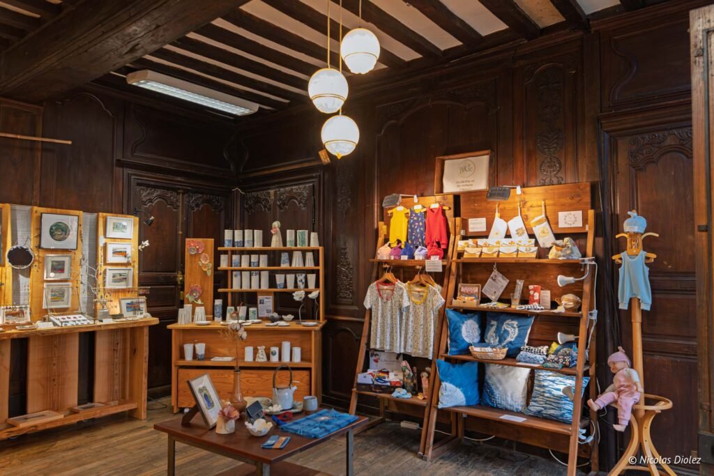 Boutique artisanale de Rochefort-en-Terre avec boiseries sombres et objets exposés.