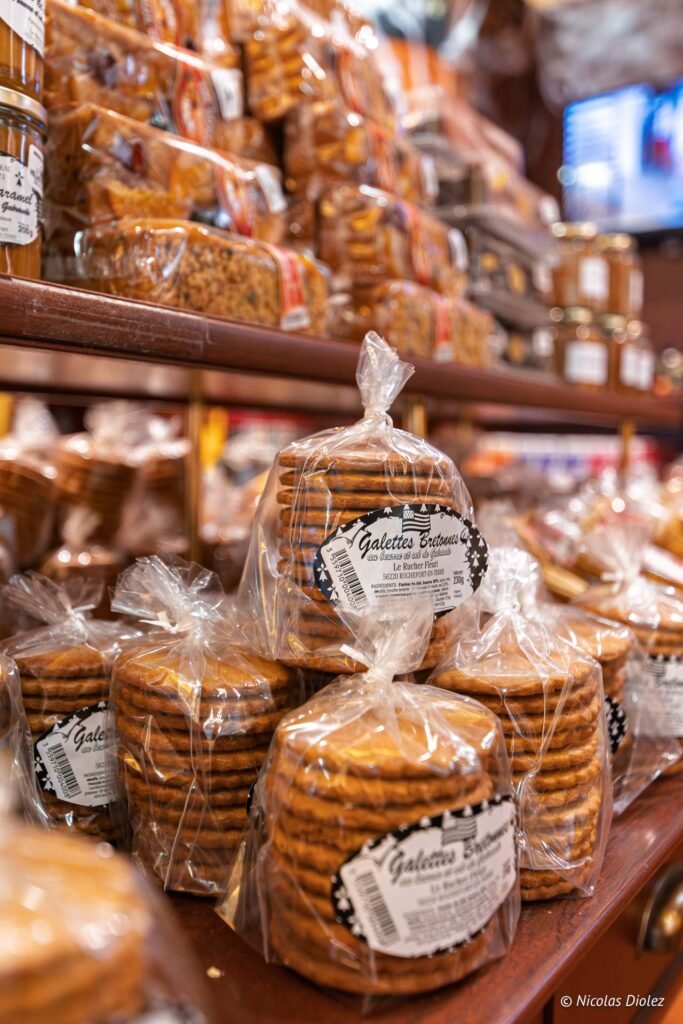 Sacs de galettes bretonnes emballées dans un commerce à Rochefort-en-Terre.