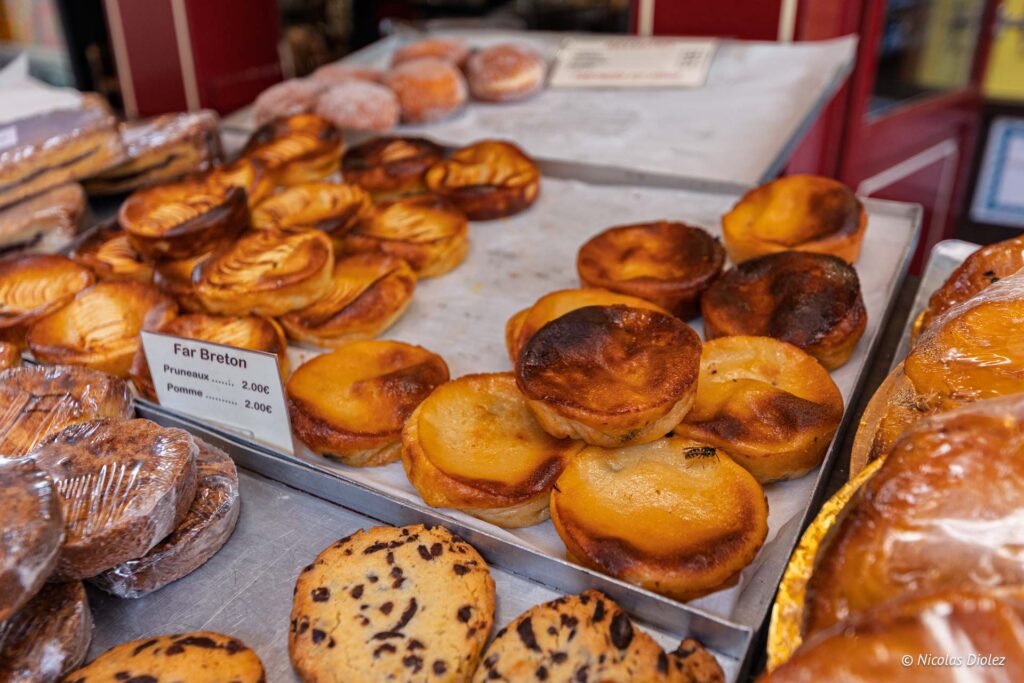 Fars Bretons aux pruneaux et pommes en vitrine à Rochefort-en-Terre.
