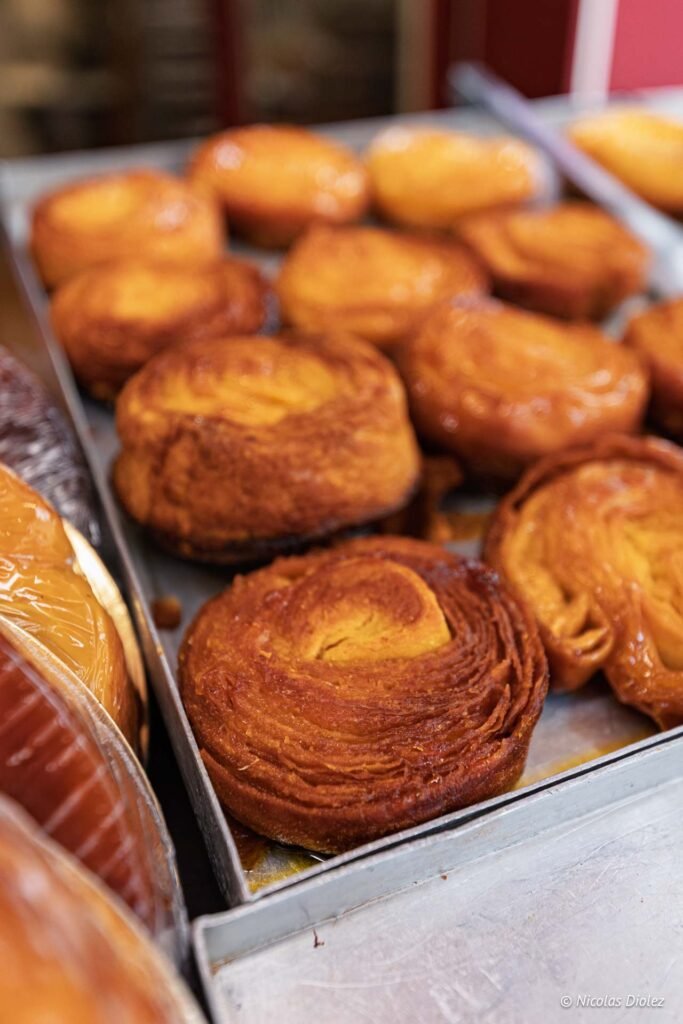 Pâtisseries feuilletées caramélisées sur plateau en métal, Rochefort-en-Terre.