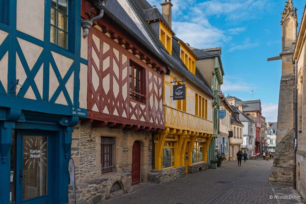 Maisons à colombages et pavés de la rue des Vierges à Josselin, Bretagne.