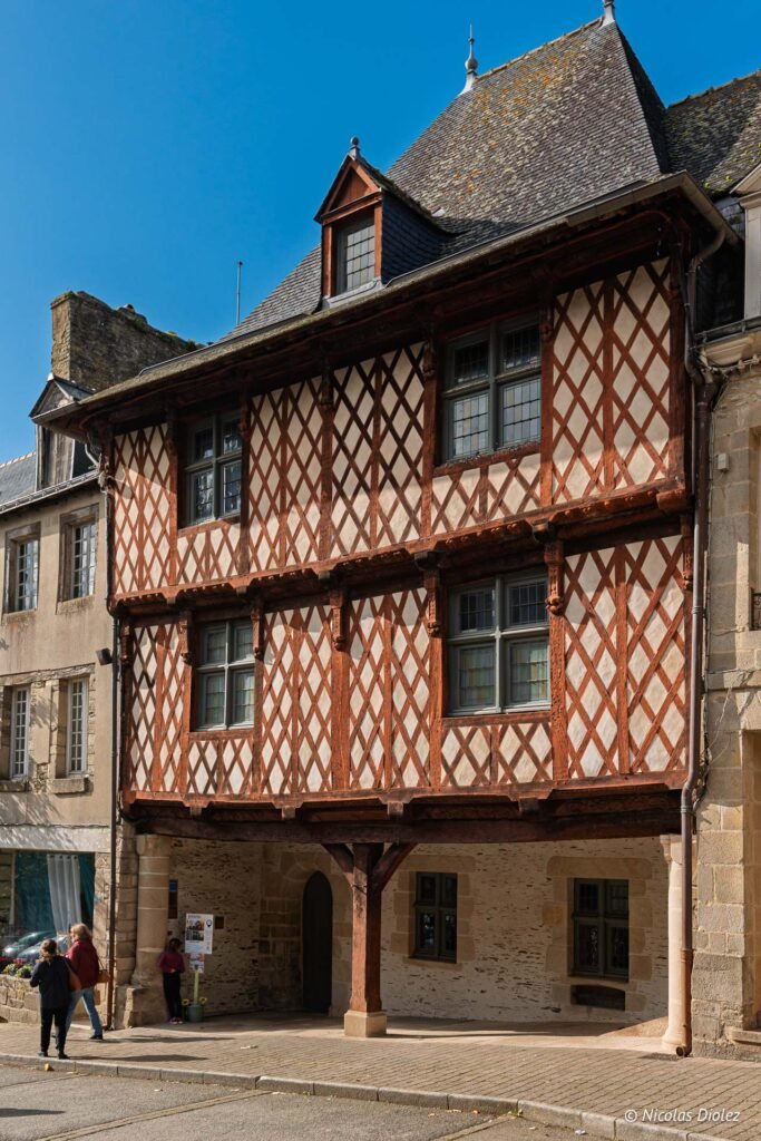 Maison à colombages à Josselin, architecture bretonne en pans de bois.