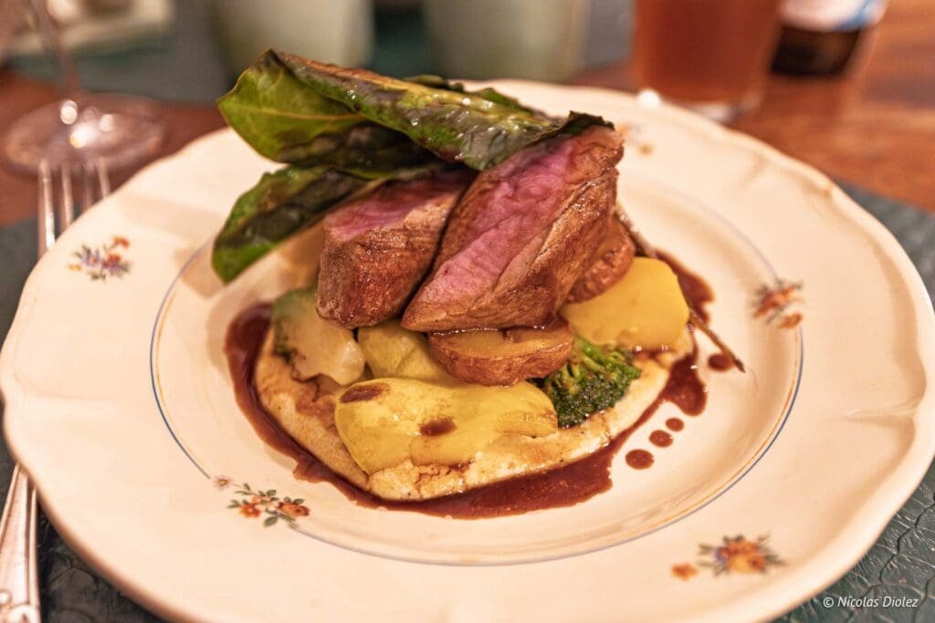 Canard rosé, pommes de terre, brocoli et sauce brune sur assiette champêtre. Nicolas Diolez.