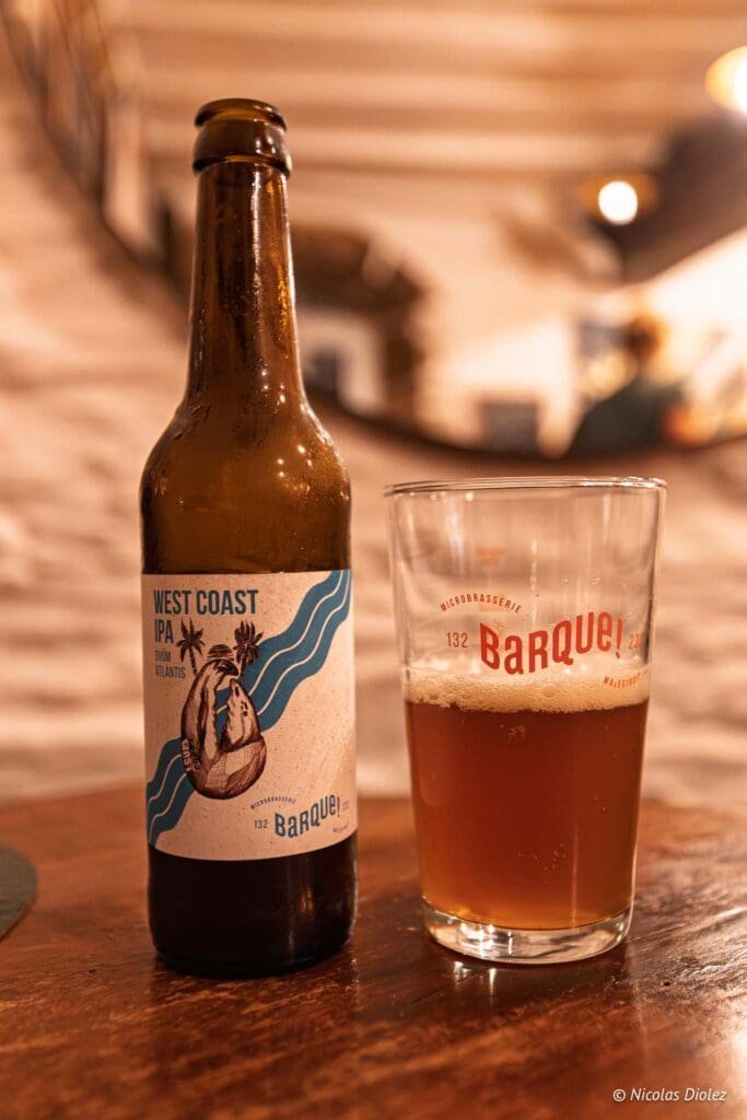 Bouteille West Coast IPA et verre de bière de la Microbrasserie 132 Barque.