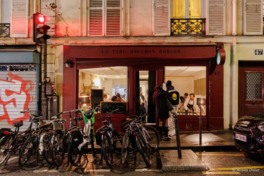 Façade du restaurant Le Tire-Bouchon Rodier avec vélos et feu rouge à Paris.